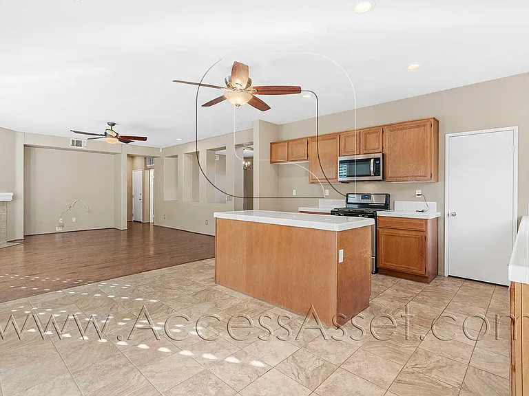 1358 Baldwin St — Photo 10