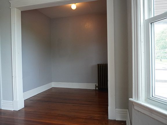 3rd image of 122 Morton Ave APT 2