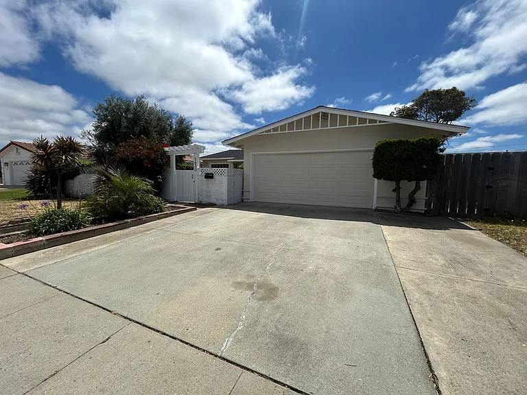 1430 Linwood Dr — Photo 2