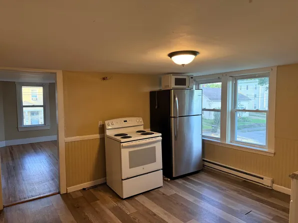 31 Prospect St APT 2L, Webster, MA 01570