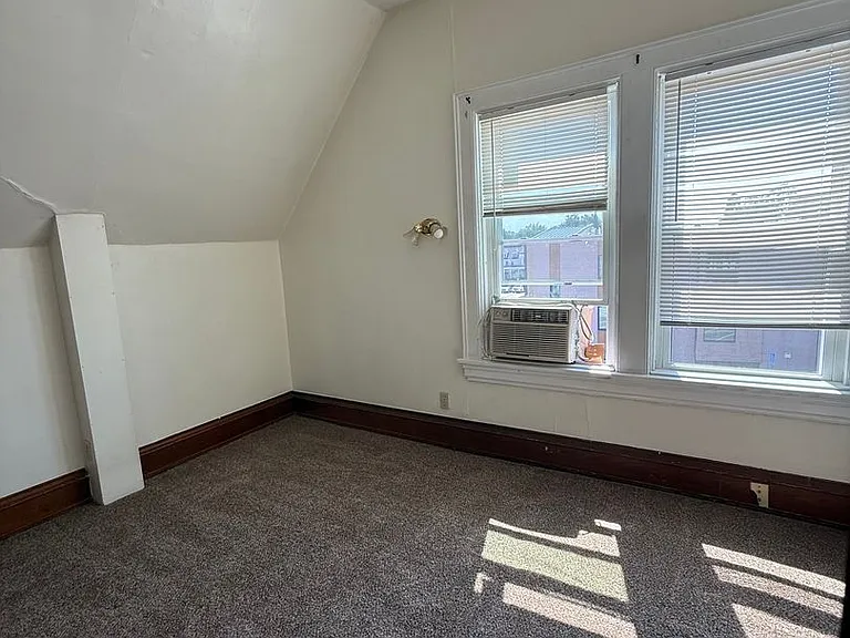 230 W 9th St — Photo 3