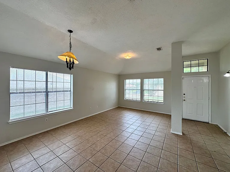 607 Hogan Dr — Photo 9