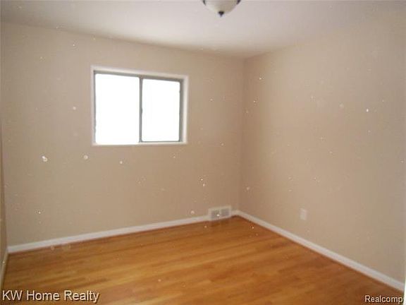 4th image of 23060 Gardner Ave