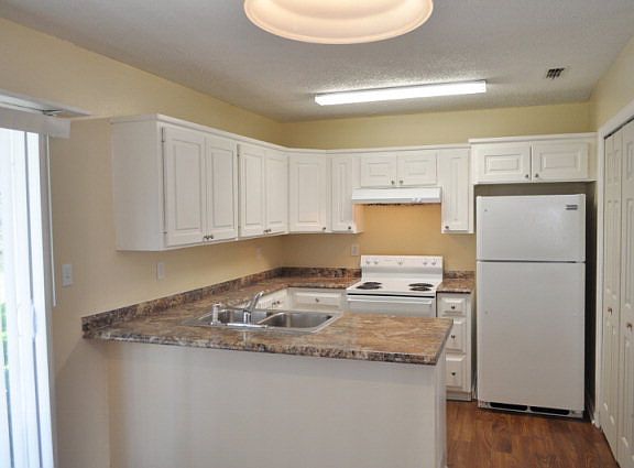 3rd image of 139 Meadowood Ln