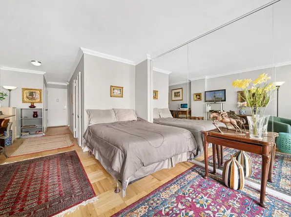 345 East 52nd Street 4K image 3 of 9