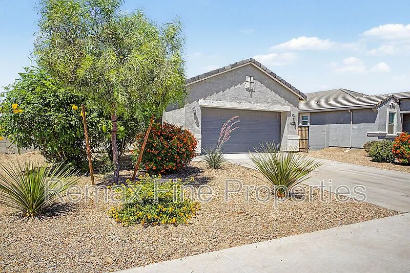 Building Photo - 1566 E Fletcher Dr