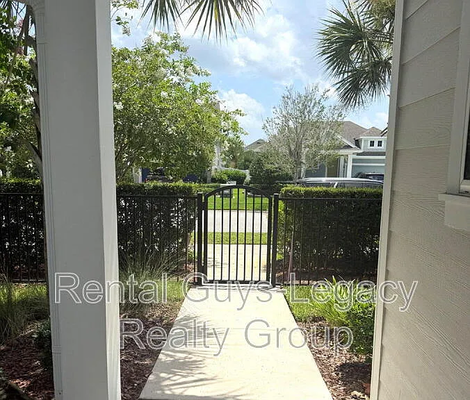 409 Crestview Dr — Photo 2