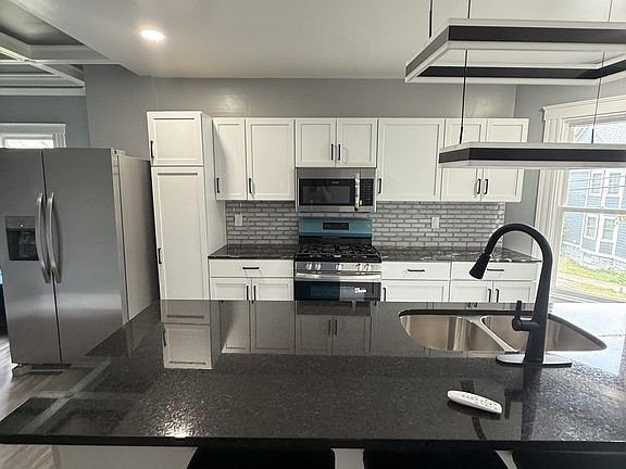 5th image of 404 S Beech St