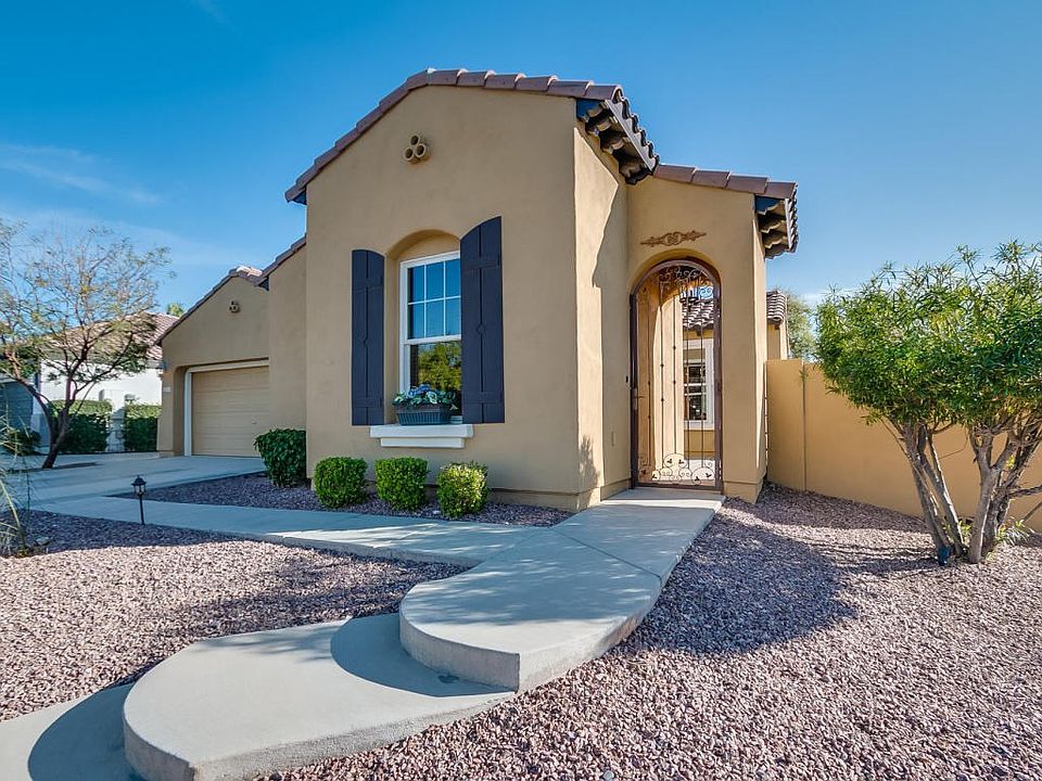 2405 E DESERT BROOM PL