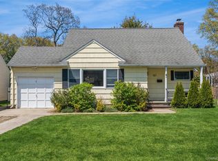 157 Chestnut St, Garden City, NY 11530