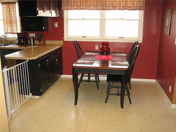 5th image of 2517 Custer Ave