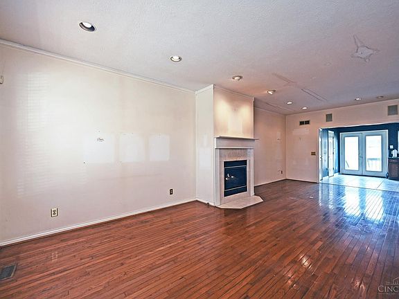 2nd image of 938 Weninger Cir