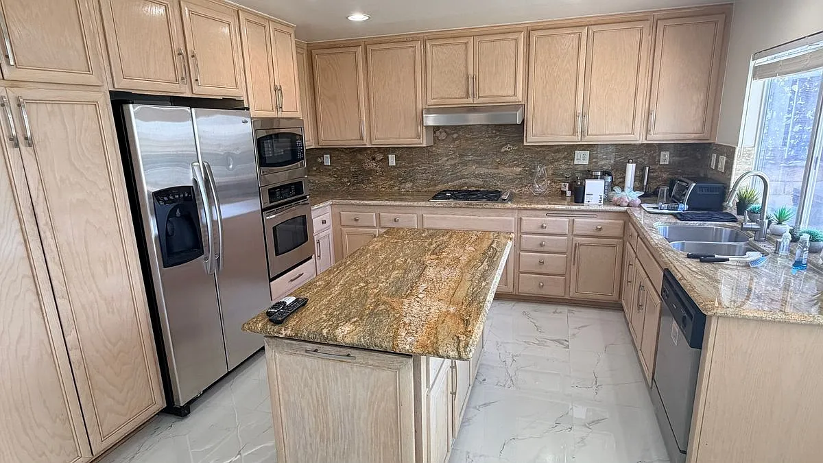 5 bed, 3.0 bath, 2358 sqft, $5,500 — Photo 3