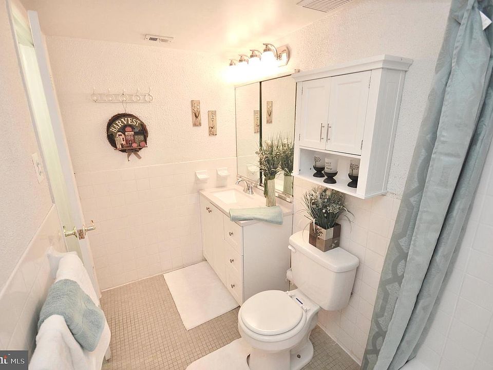 2nd image of 205C Hampton Xing