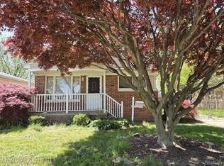26451 Greenleaf St, Roseville, MI 48066