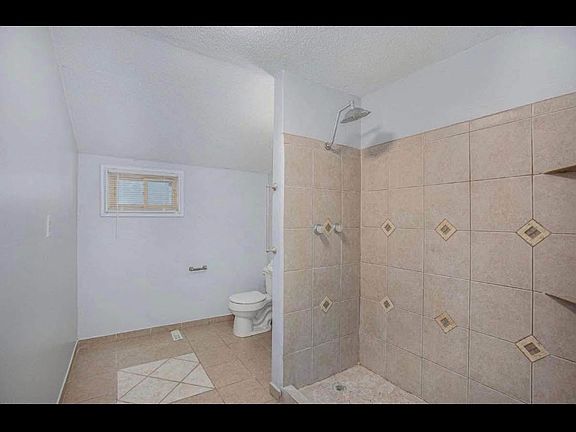5th image of 1045 Metropolitan Ave
