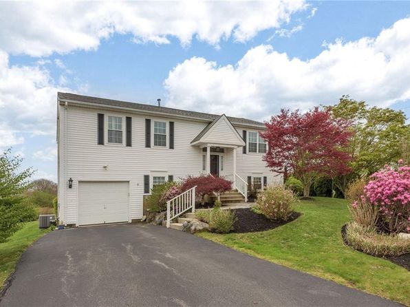 39 President Dr, Narragansett, RI 02882