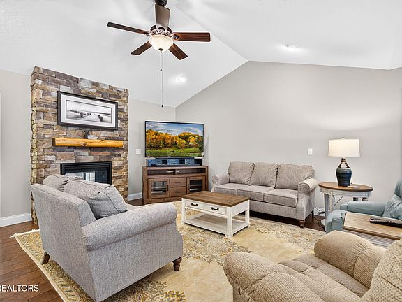 4th image of 327 Beachwood Dr