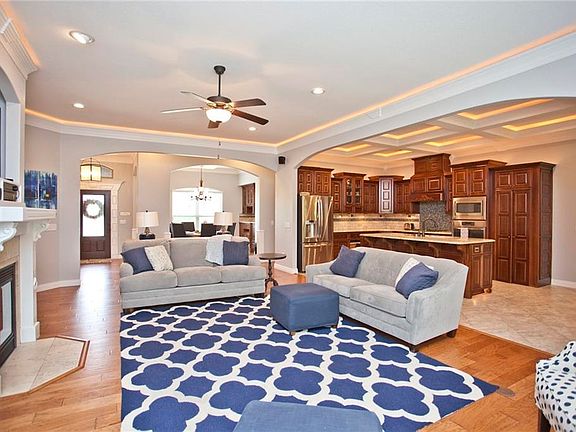 4th image of 306 NW Sheridan Ln