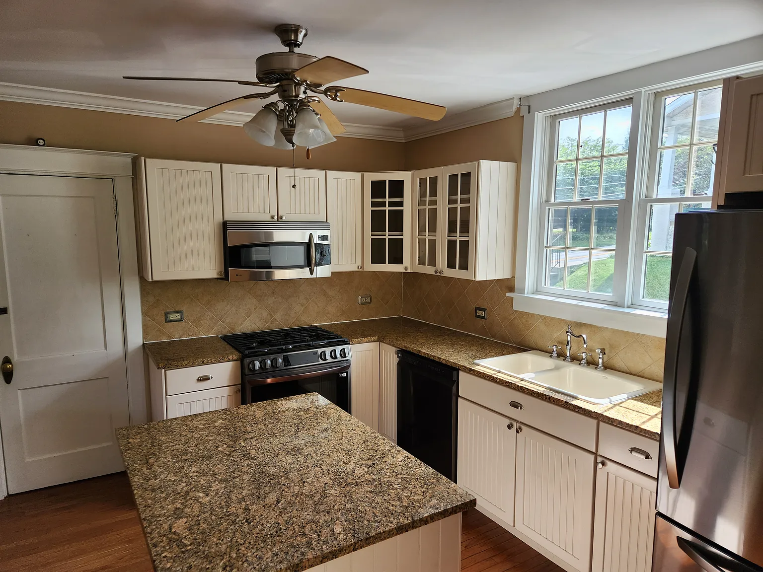 3 bed, 1.5 bath, 1774 sqft, $3,100 — Photo 3