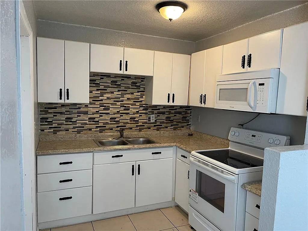 3 bed, 1.0 bath, 1332 sqft, $2,147 — Photo 4