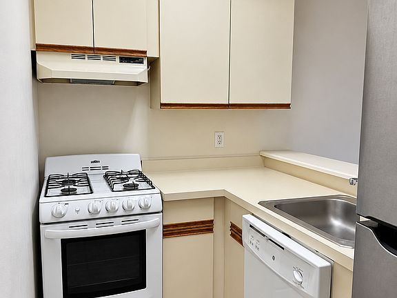 5th image of 227 Adams St APT 24