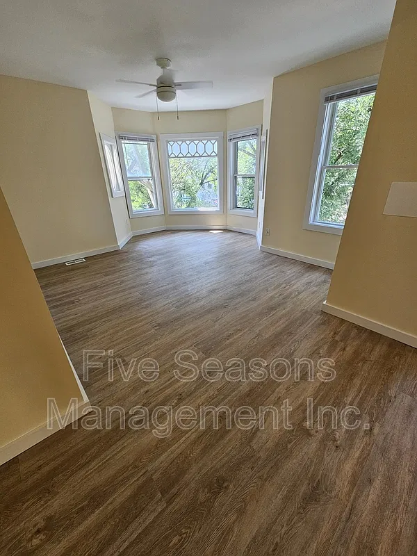 3 bed, 1.0 bath, 1000 sqft, $3,000 — Photo 4