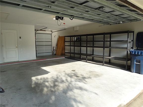 3rd image of 799 Redwood Ave