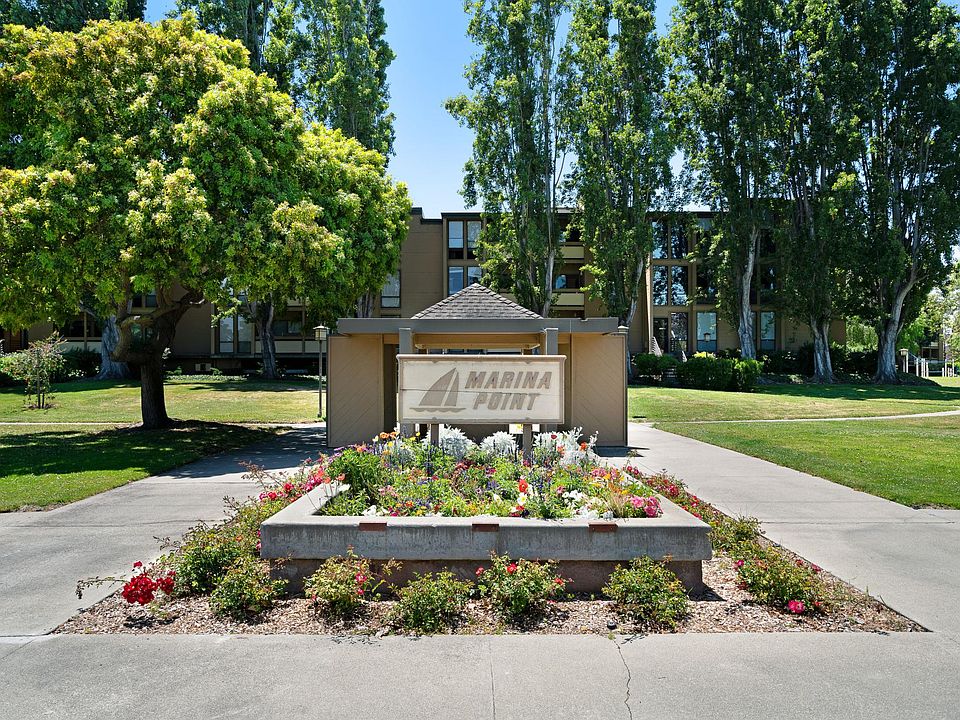 Marina Point Entrance