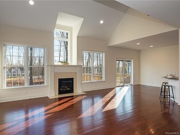 4th image of 9 Londonderry Ct