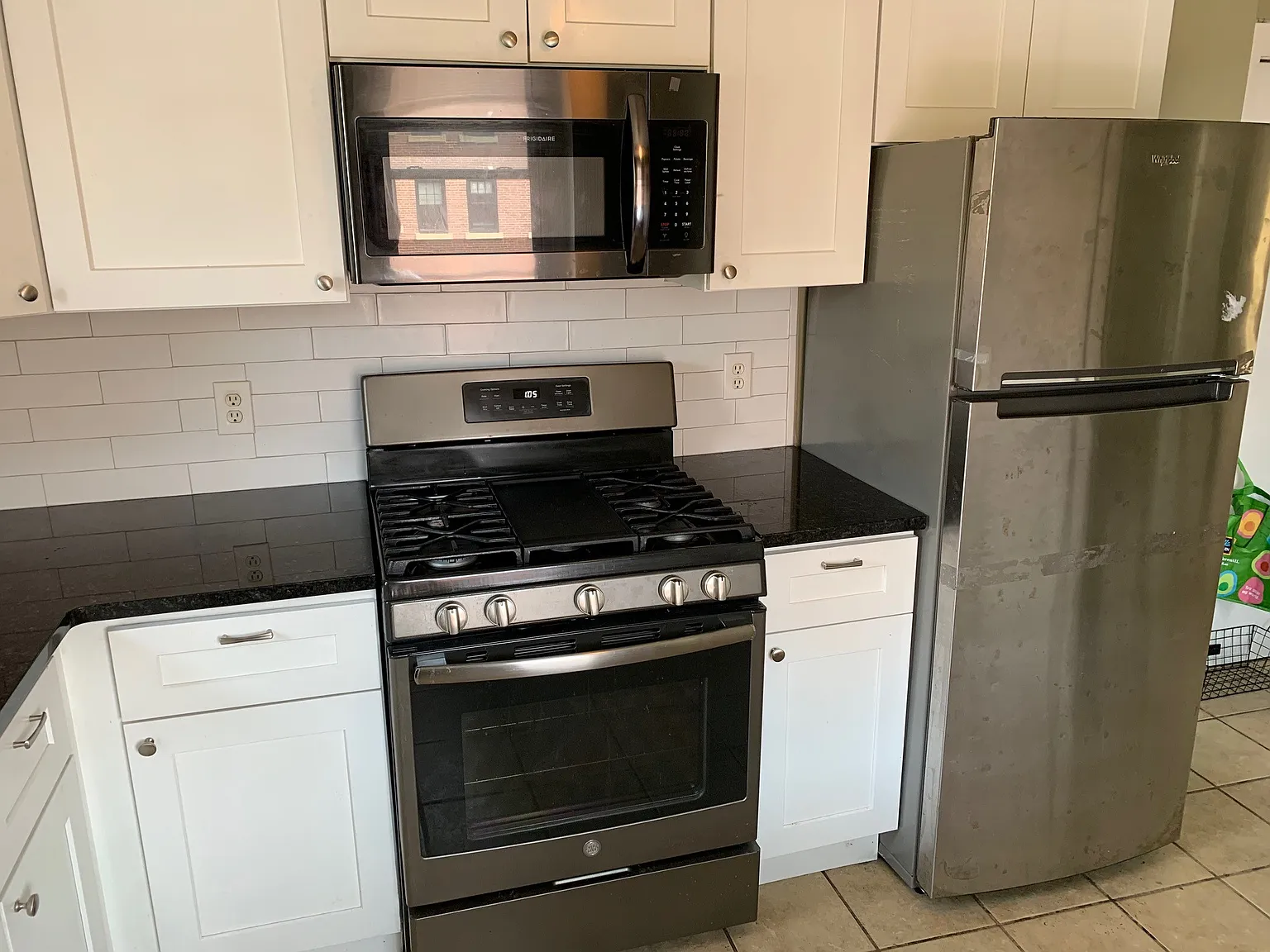 3 bed, 1000 sqft, $2,995 — Photo 2