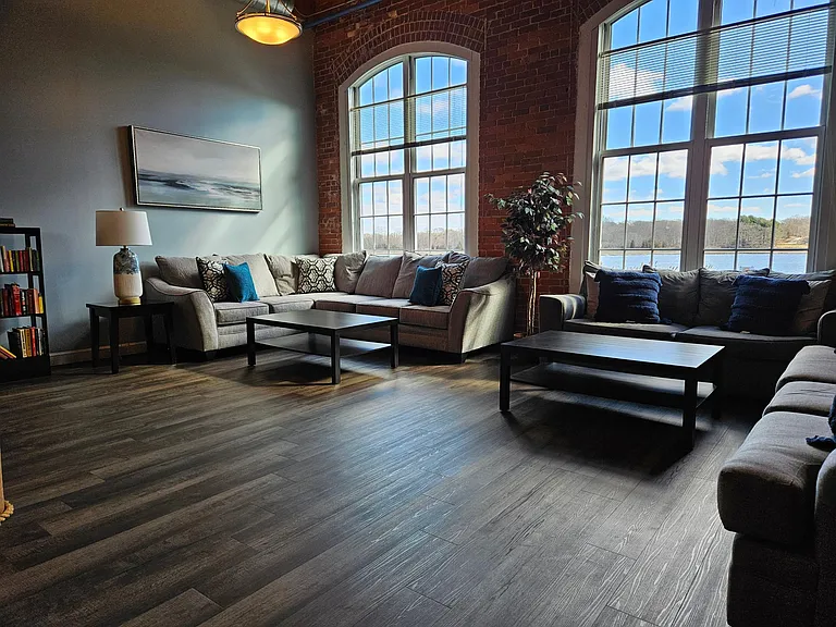 Victoria Riverside Townhouse Lofts — Photo 39