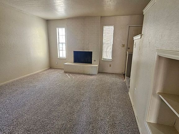 2nd image of 2121 Beaumont Dr #B