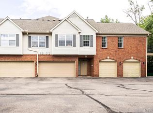 23044 Williamsburg Cir, Woodhaven, MI 48183
