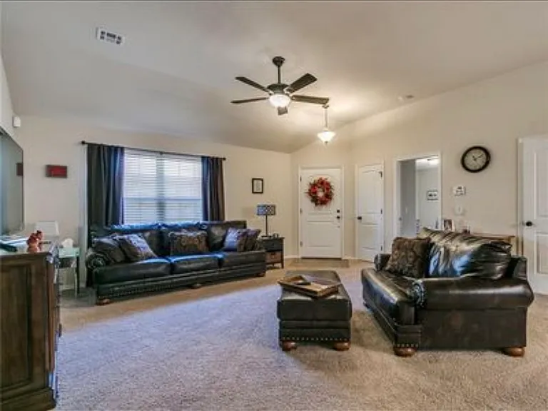 2400 Golden Ln — Photo 18