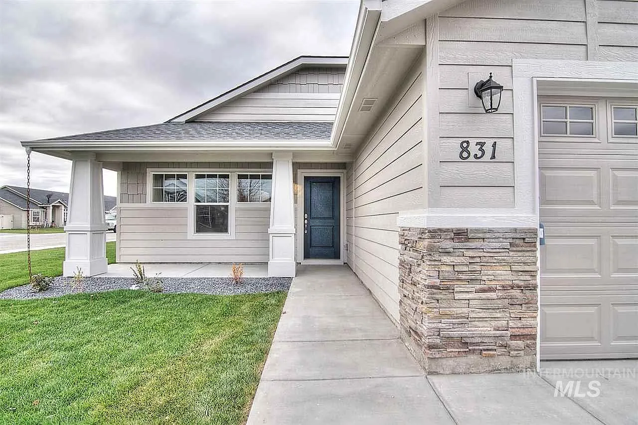 3 bed, 1606 sqft, $2,395 — Photo 2