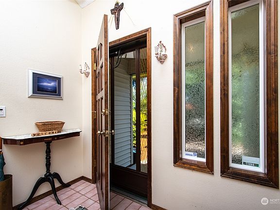 5th image of 2131 NE Brookview Drive