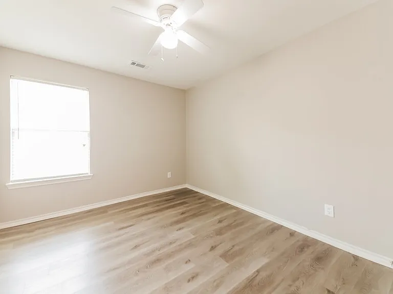 1008 Halifax Ln — Photo 13