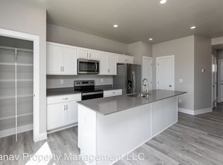 17111 Blue Sage Ln, Urbandale, IA 50323