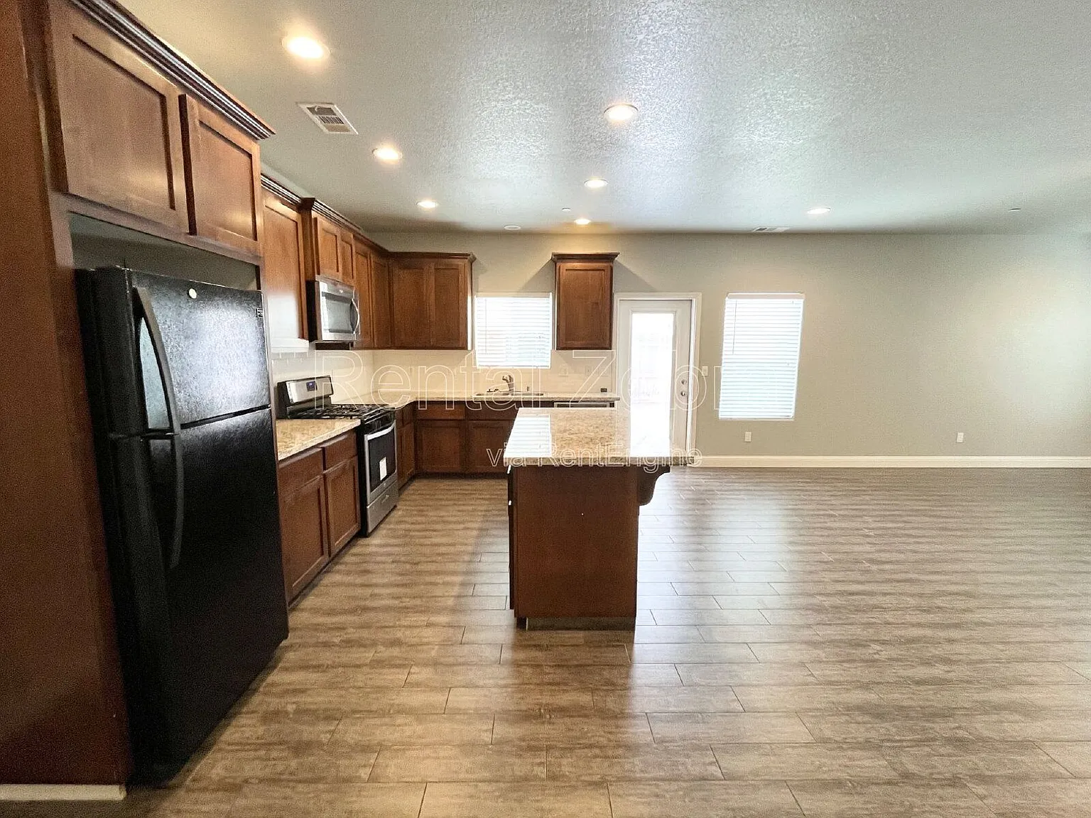 4 bed, 2.5 bath, $2,275 — Photo 4