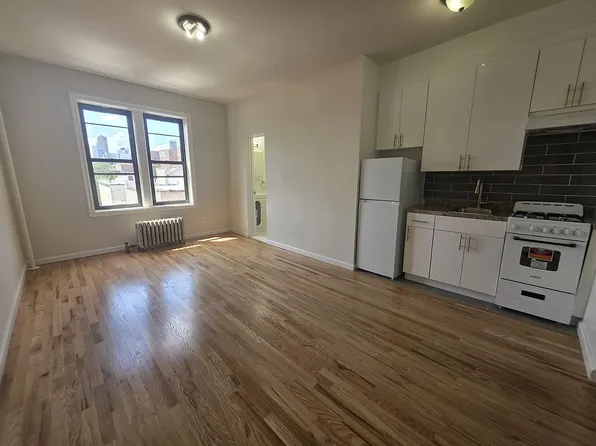 4342 45th St APT 4A, Long Island City, NY 11104