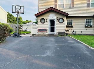 8 Trim St, Bay Shore, NY 11706