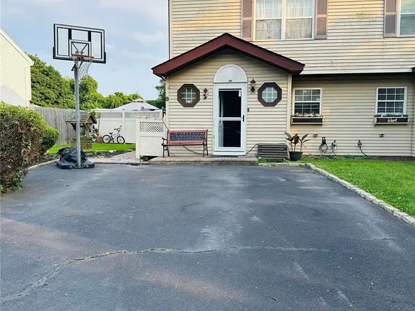 8 Trim Street, Bay Shore, NY 11706