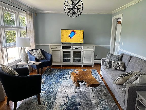 3rd image of 281 Merrick Rd