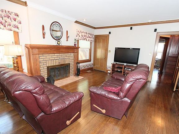 3rd image of 2028 Hillcrest Ave