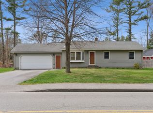 14 Mallett Dr, Topsham, ME 04086