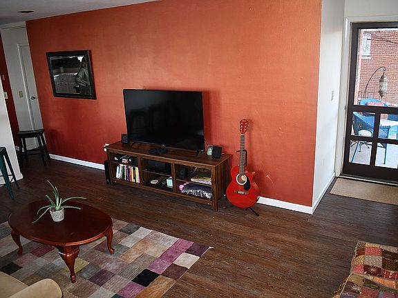 5th image of 525 Rosary Dr