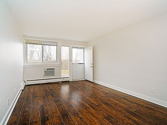 3rd image of 2 Wyndover Woods Ln APT 23