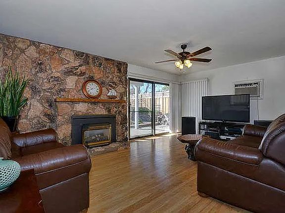 3rd image of 4636 Moorpark Ave #1