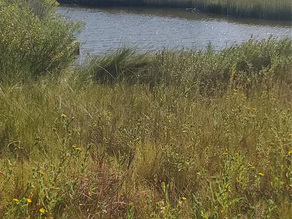 1072 4th St, Gilchrist, TX 77617